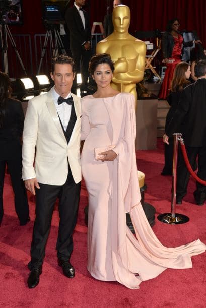 Mathew McConaughey y su esposa la model Camila Alves, en la celebración de los "scar en el Hollywood & Highland Center el 2 de marzo de 2014, en Hollywood, California. McConaughey recordó a Dios, a sus padres y a su meta durante su emotivo discurso al aceptar el galardón por el mejor actor masculino de 2013.