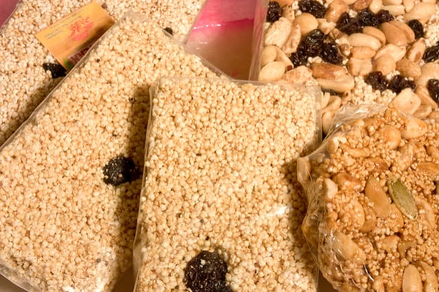 <b>Alegrías. </b>Bloques de semillas de amaranto unidas por un jarabe de piloncillo y adicionadas en ocasiones con cacahuates, pepitas, nueces y pasas. También se preparan con chocolate en vez de piloncillo. Foto:
<b><a href="https://www.flickr.com/photos/juliorfa/">Julio R. Flores Andrade</a> / Flickr.</b>