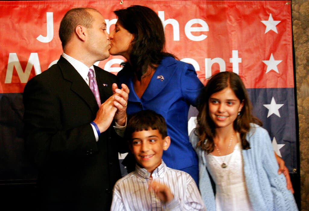 La candidata republicana a gobernadora de Carolina del Sur, la representante Nikki Haley, a la derecha, besa a su esposo Michael Haley antes de hablar con sus seguidores en el Capital City Club en Columbia, S.C., el martes 8 de junio de 2010.