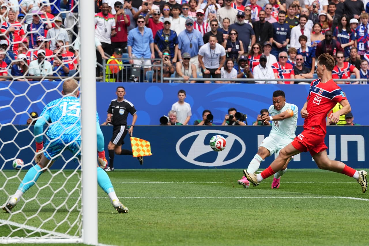 Minuto 6:30 del partido: el francés Kylian Mbappé anota su primer gol a la escuadra noruega.