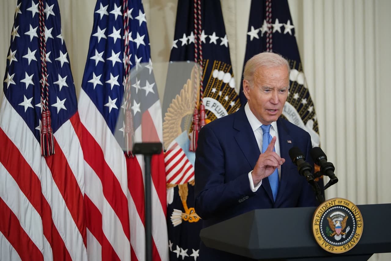 Biden,
<b> </b>quien se desempeñó como vicepresidente durante los dos mandatos de Obama, abrió la ceremonia dándole la bienvenida a la pareja que fuera la primera afroamericana en llegar a la Casa Blanca: 
<b>"Bienvenidos a casa", dijo el presidente, a lo que los presentes respondieron con una ovación.</b>
<br>