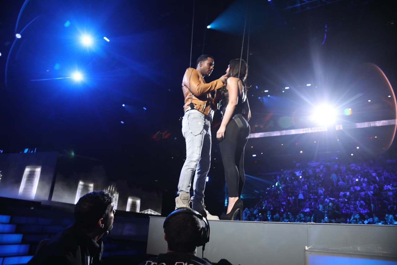 Junto a la guapa bailarina que lo acompañó.