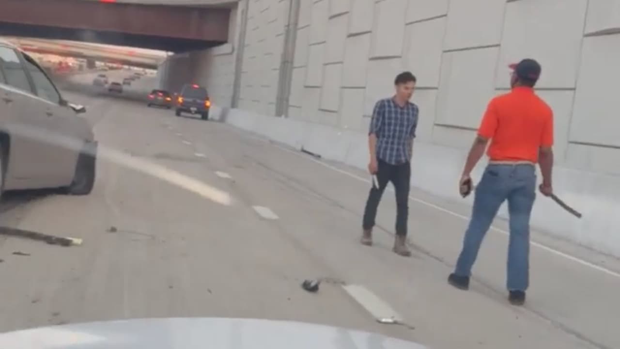 <b>Ángel Aristeo Zamora Moreno (camisa de cuadros) bajó del auto, abrió la cajuela de su vehículo y sacó un cuchillo</b> con el que amenazó y acuchilló a otro conductor. El hombre de camisa naranja intentó detener al sospechoso. Los conductores implicados en
<b>el choque múltiple se sentían aterrorizados de ver al sospechoso provocando caos.</b>