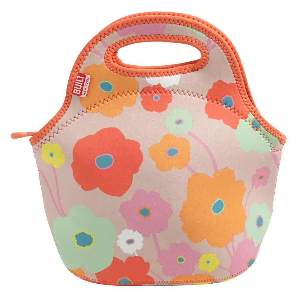 <b>Lonchera: </b>tienen una función estética (son, definitivamente más bonitas que las bolsas) y tienen una función térmica. Las loncheras están hechas de materiales que protegen a los alimentos de los cambios de temperatura a los que los sometemos cuando los transportamos. Algunas tienen compartimentos pensados en la forma de alimentos como las frutas o las botellas de agua. | 
<b><a href="http://www.builtny.com/">Built </a></b> $14.99 dólares