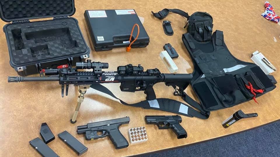 Amenaza a un familiar y momentos después lo arrestan con un rifle de asalto y chaleco antibalas