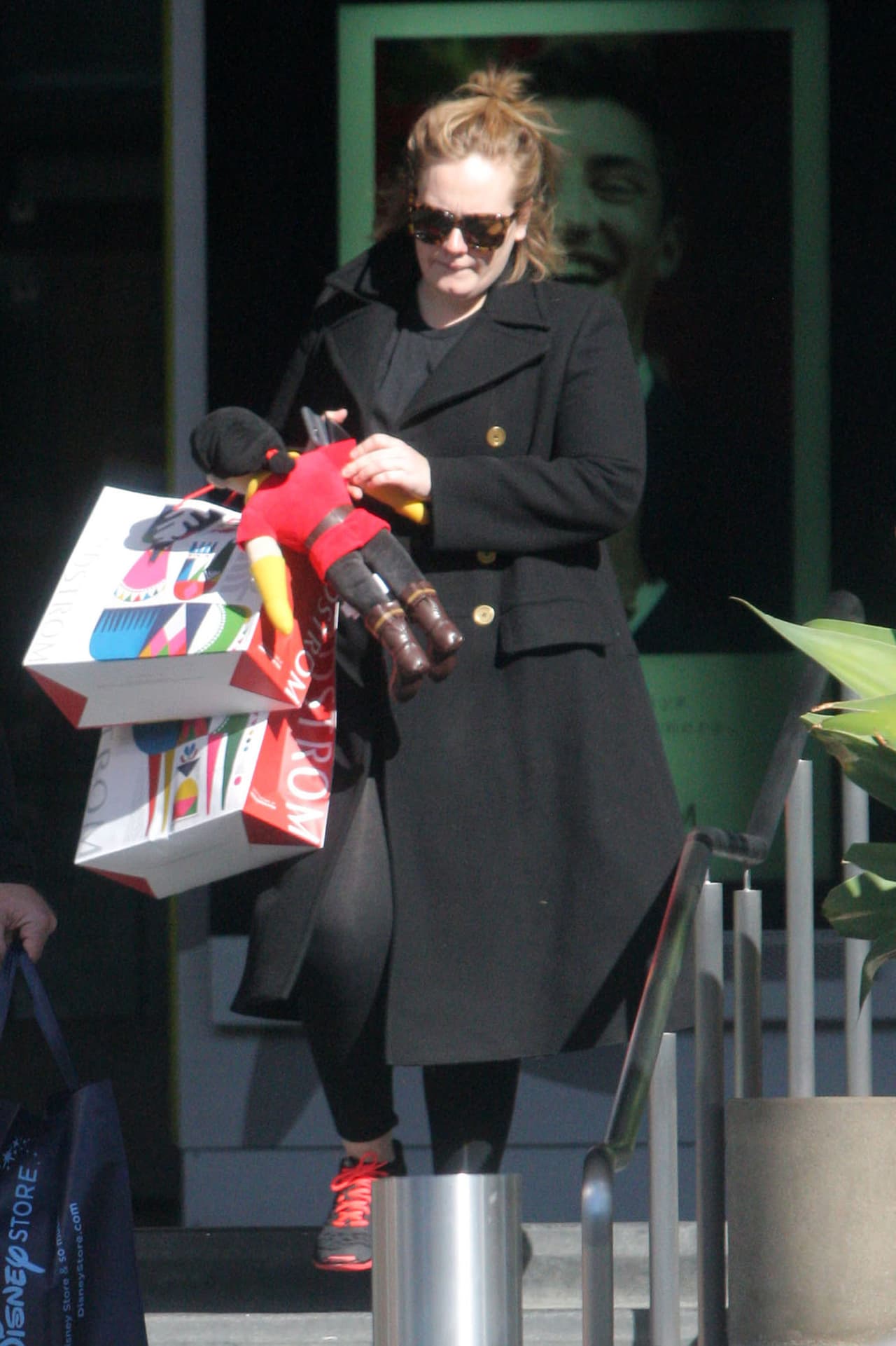 Su guardaespaldas tuvo que ayudarle con tantas compras.