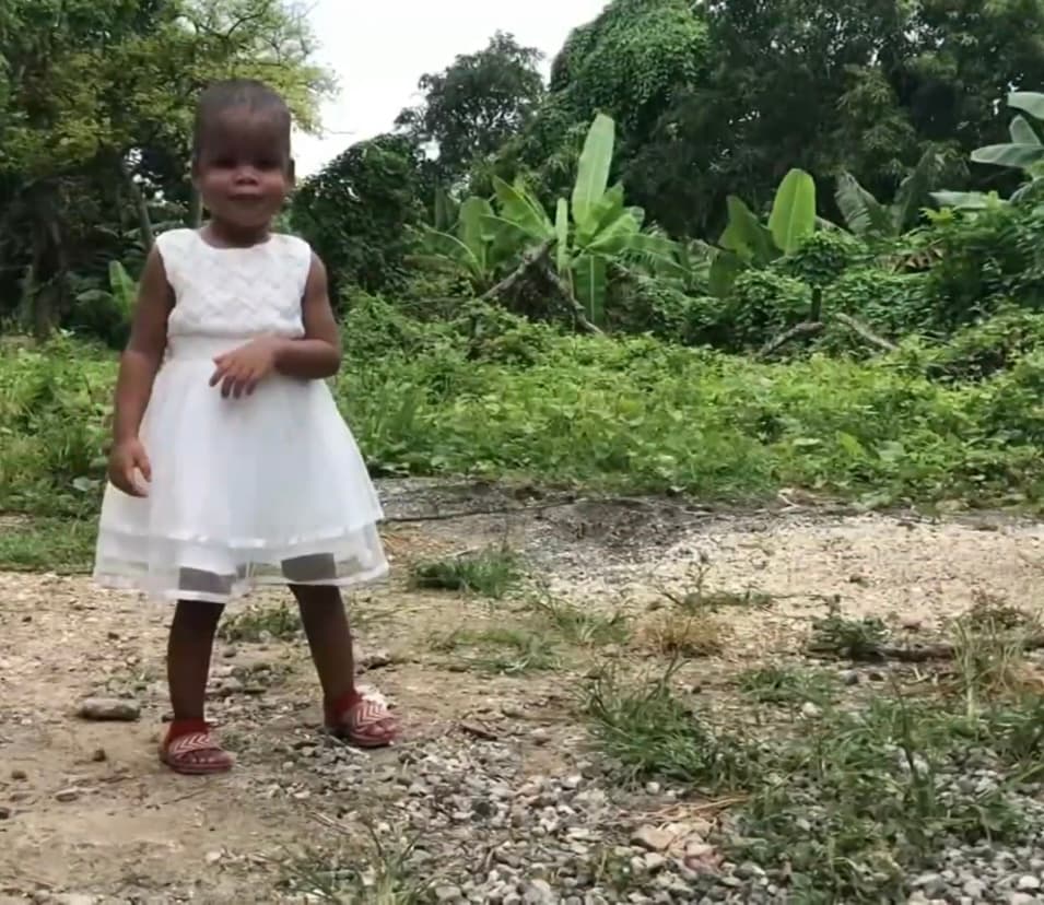 Por si fuera poco, justo después de haber nacido, sus seres queridos se dieron cuenta que la menor de tres hijos había nacido sin ojos. 
<br>