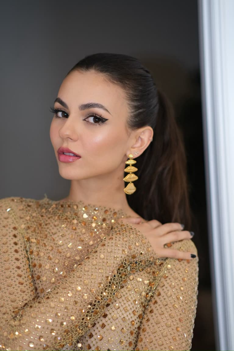 <h2 class="cms-H2-H2">Victoria Justice será presentadora en los Latin AMAs 2024</h2>
<br>Actriz y cantante/compositora multifacética estadounidense, llegará a nuestro escenario.
<br>