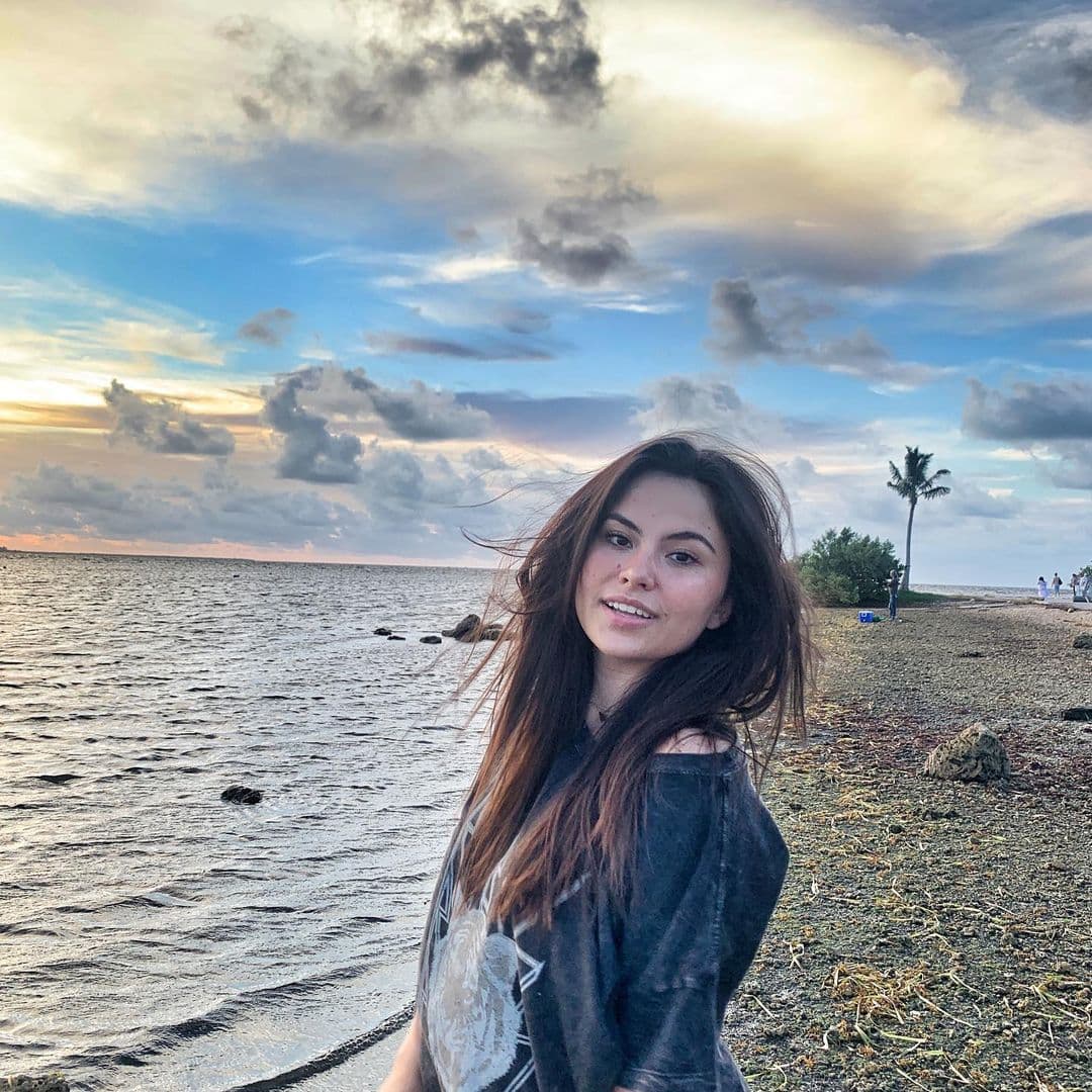 No solo el famoso productor de cine se tomó el tiempo de desearle lo mejor a la actriz para la nueva vuelta al sol, sino también su 
<b><a href="https://www.univision.com/famosos/claudia-alvarez-se-lleva-tan-bien-con-la-ex-de-su-marido-que-hasta-duermen-bajo-el-mismo-techo-fotos">hijastra Alexandra Rovzar</a></b>.