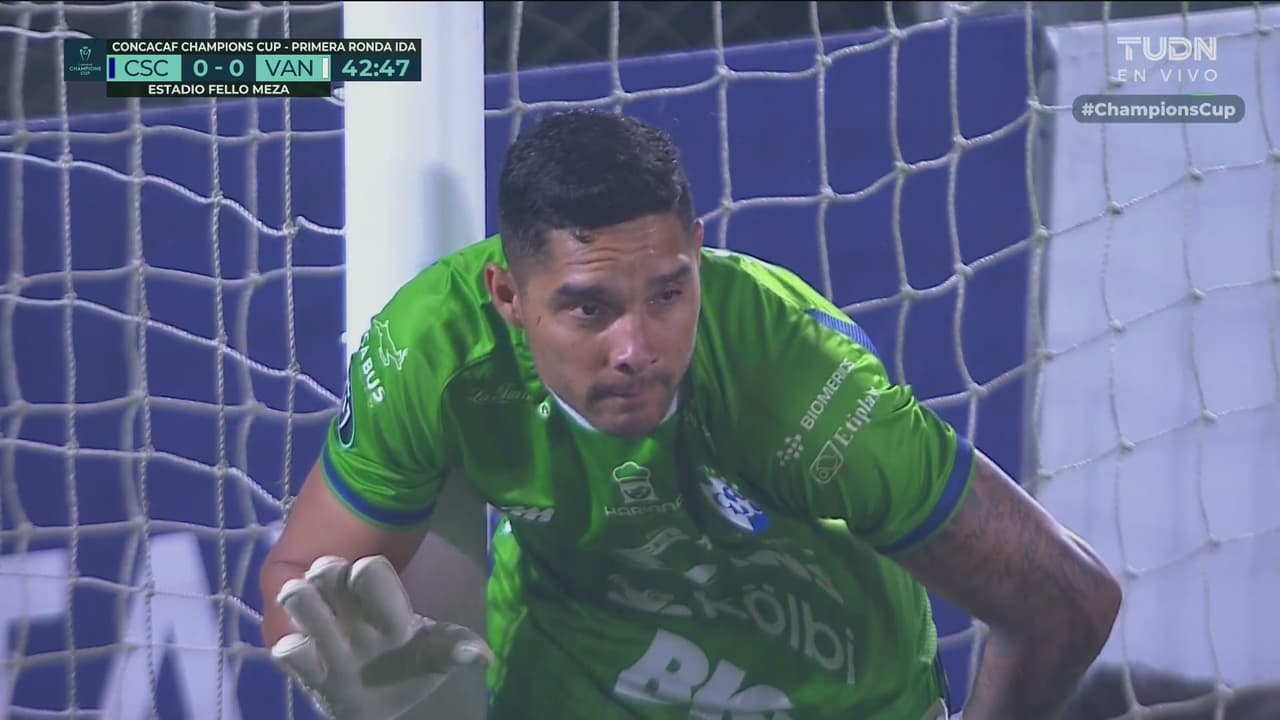 ¡De nuevo Briceño! El guardameta se avienta para la foto sin meterse en problemas