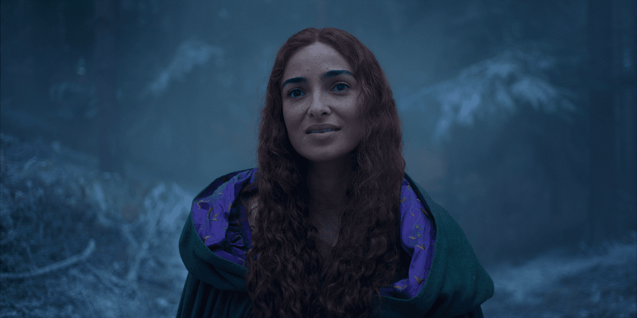 Mientras que Geralt de Rivia es una figura paterna para Ciri, Triss Merigold, a quien da vida
<b> Anna Shaffer</b>, es su protectora durante la infancia y es como una hermana para la princesa.