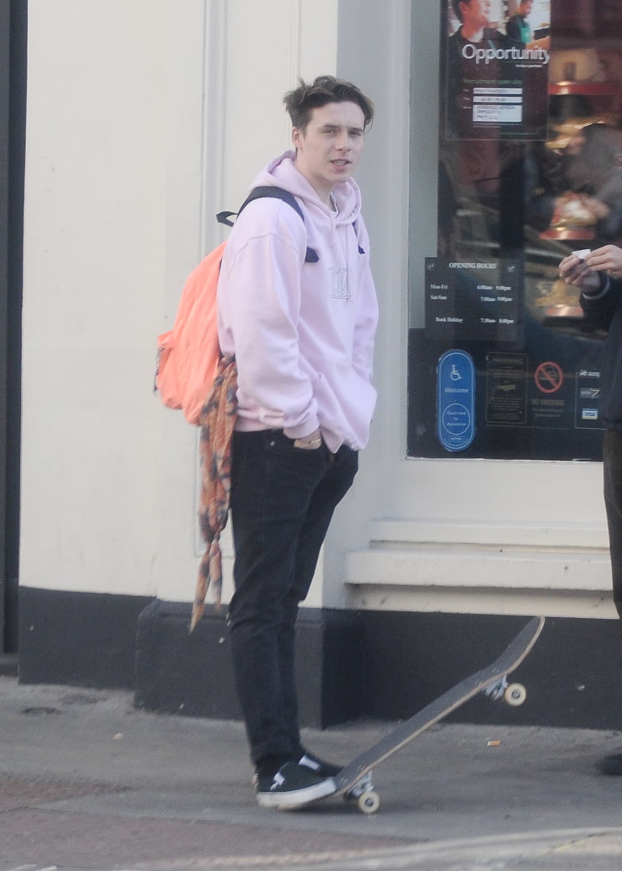 Brooklyn llegó a un popular café en Londres.