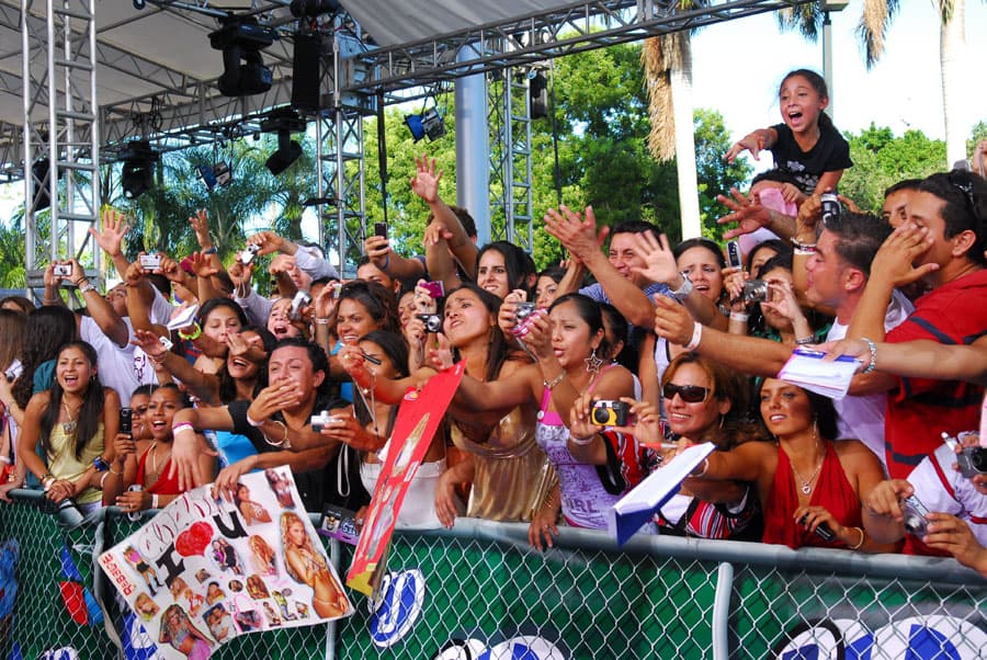 La multitud enloquecía con su presencia.