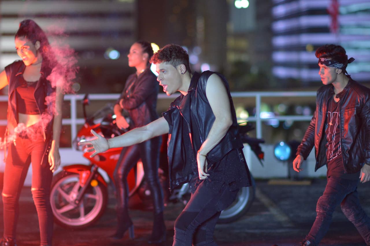 Jorge, Kevin, Garmandy, Aimeé, Megamy y April superaron los obstáculos que se presentaron en los ensayos y en la grabación del videoclip de "Rebelde". El resultado final fue un vídeo con fuerza y mucha pasión.