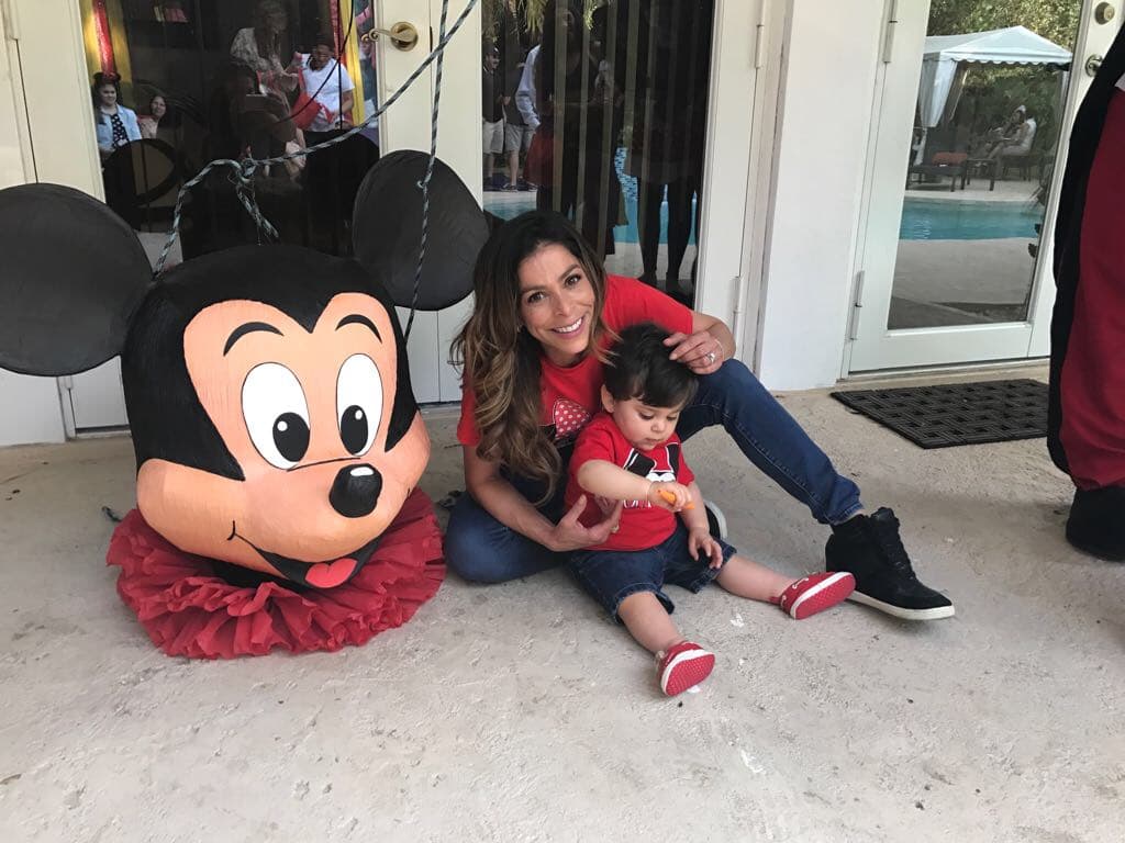 Lourdes estaba muy divertida, consintiendo a su pequeño.