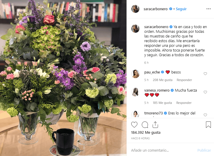 Así lo anunció a través de Instagram, en donde compartió la noticia con una imagen de un arreglo floral y una taza de té en su hogar.