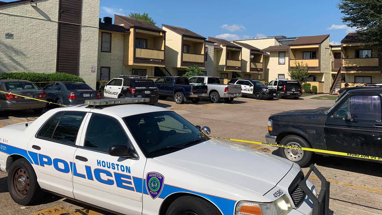 Madre es sospechosa de ocultar en un clóset el cuerpo sin vida de su hija al noroeste de Houston 