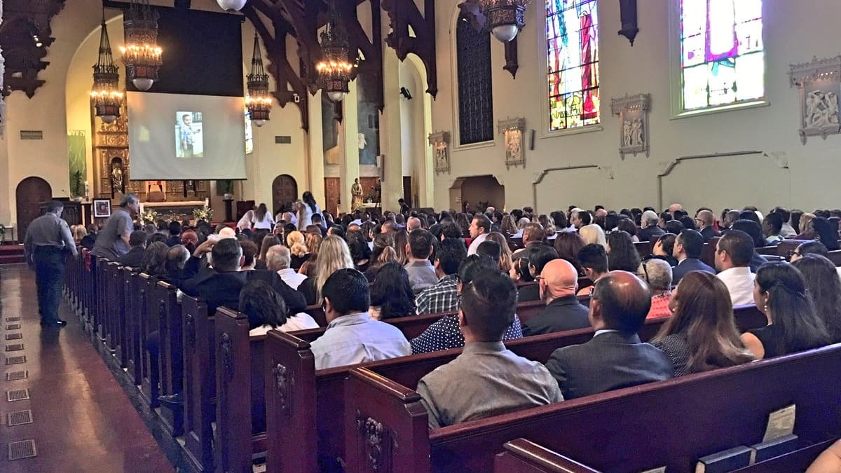 Misa de despedida al menor en la Iglesia de la Sagrada Familia de South Pasadena.