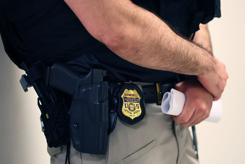 El 30 de junio de 2025, agentes de ICE vigilan los corredores del Jacob K. Javitz Federal Building en Nueva York, donde se llevan a cabo audiencias de inmigración. Los datos de UC Berkeley indican un aumento drástico en arrestos desde la toma de posesión del presidente Trump, afectando a quienes acuden a citas judiciales con regularidad. (Foto por Michael M. Santiago/Getty Images)
<br>