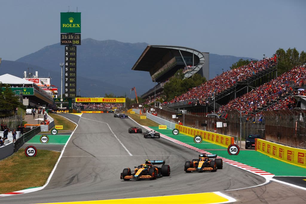 <b>Sergio 'Checo' Pérez</b> terminó en el segundo lugar del
<b>Gran Premio de España</b>, carrera en la que se impuso su compañero de equipo en la escudería
<b>Red Bull,</b>
<b>Max Verstappen</b>. El neerlandés logró su cuarta victoria de la temporada al encabezar un 'doblete' de Red Bull -líder de ambos campeonatos- que completó el mexicano, que firmó su decimoctavo podio en la F1.