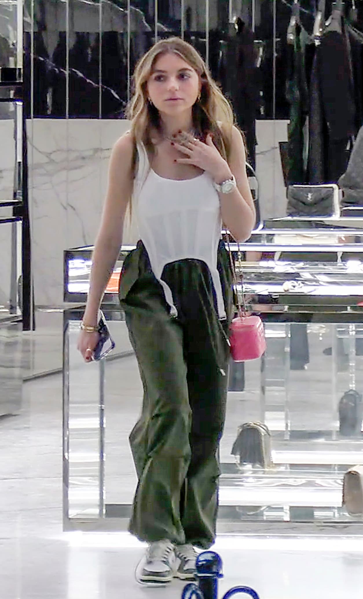 Por su parte, Sofía utilizó un top blanco, pantalones en color verde olivo y zapatos deportivos.