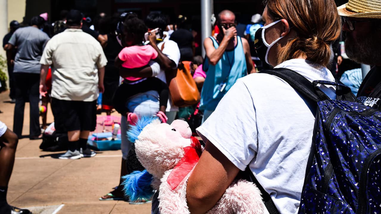 Se prevé que 
<b><a href="https://www.univision.com/local/houston-kxln/no-espere-a-que-mejore-el-pronostico-jueza-hidalgo-pide-a-habitantes-de-las-zonas-a-y-b-que-evacuen-video">Laura</a></b> se convierta en huracán de categoría 3 en las próximas horas, con vientos sostenidos de hasta 115 mph.