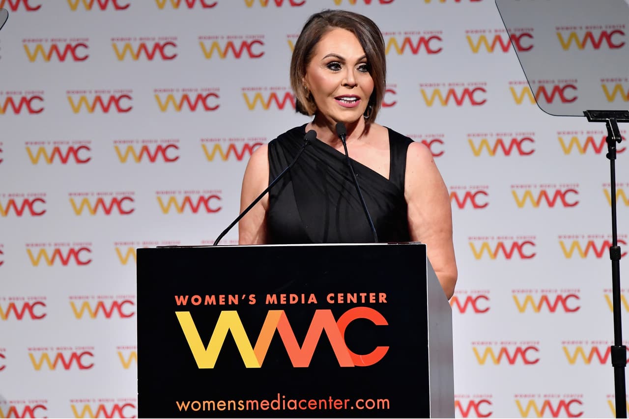 <a href="https://www.univision.com/temas/maria-elena-salinas" target="_blank">María Elena Salinas</a>: reconocida periodista y ex presentadora de Univision, es ejemplo por su trabajo periodístico y filantrópico. La estadounidense de padres mexicanos tiene una beca a su nombre que busca ayudar a los hispanos interesados a una carrera periodística en español.
<br>