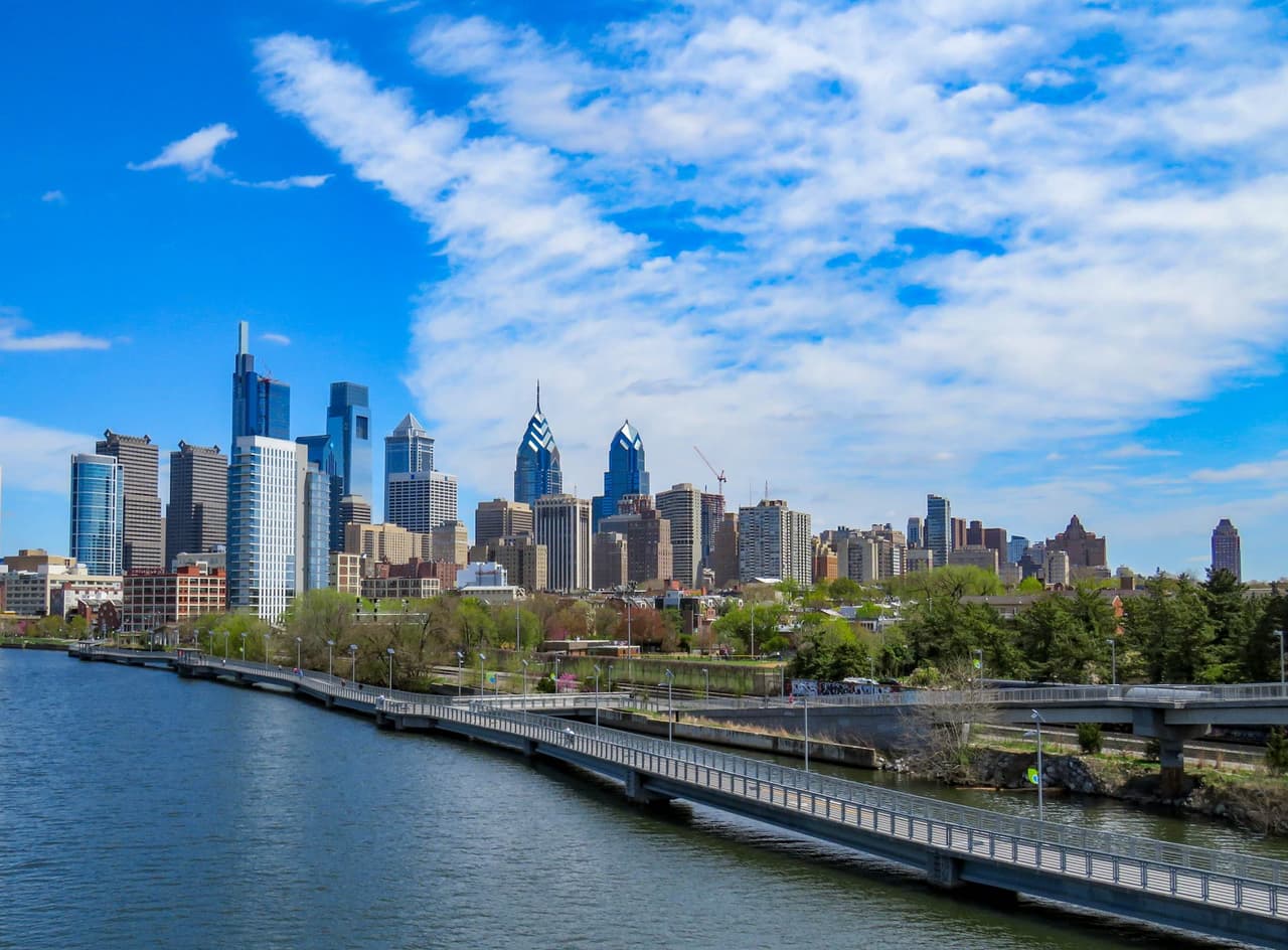 <b>El icónico Schuylkill</b> : El paseo marítimo de Schuylkill Banks es un impresionante sendero de 2,000 pies de largo que extiende el popular sendero del río Schuylkill (nombrado uno de los mejores paseos fluviales en los EE. UU.) Desde Locust Street hasta South Street. El sendero panorámico permite a los peatones, corredores y ciclistas caminar literalmente sobre el río y disfrutar de algunas de las mejores vistas del horizonte, de forma gratuita.
