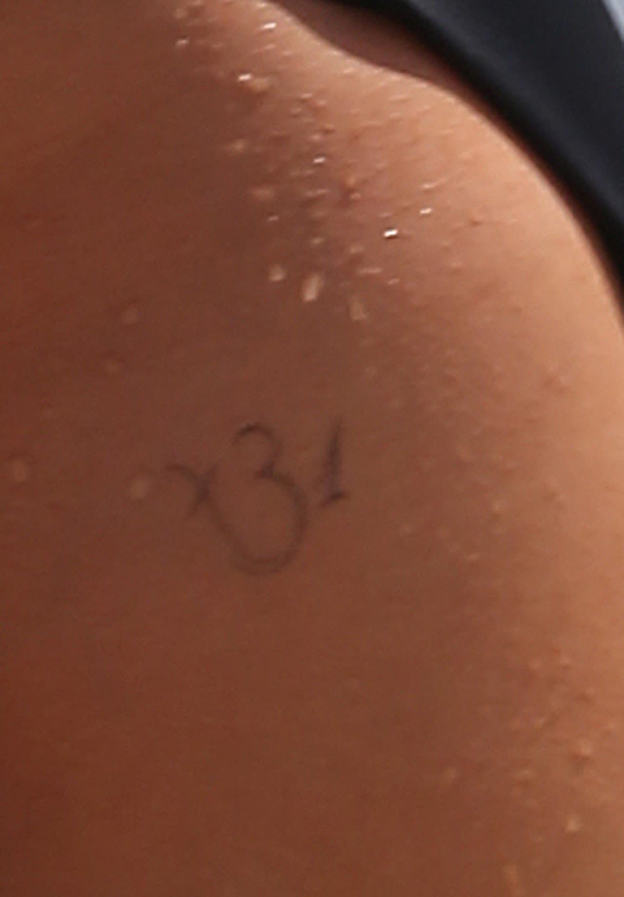 E incluso hasta captaron lo que parece ser el nuevo tattoo de la joven de 23 años.