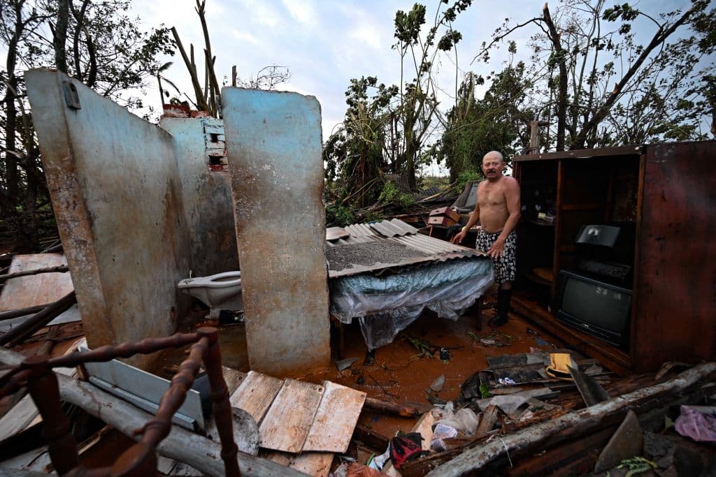 En Alquizar, en la provincia de Artemisa, más de una persona tuvo que comenzar a reconstruir su vivienda tras el paso del huracán Rafael.