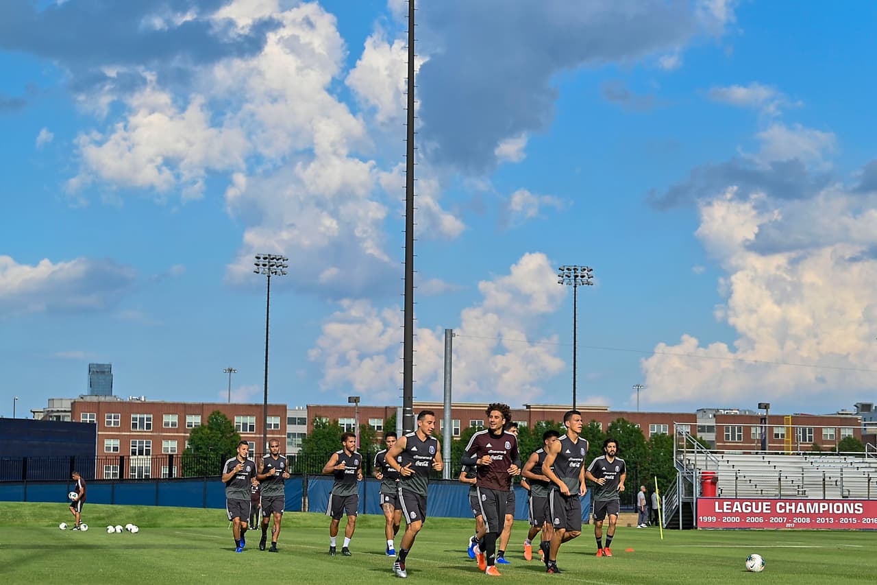 Integrantes y cuerpo técnico de la Selección Mexicana de fútbol no perdieron el tiempo y luego de su llegada a la ciudad de Chicago, se pusieron a entrenar en las instalaciones de la Universidad de Illinois. El entrenador Gerardo 'Tata' Martino dirigió la práctica para iniciar con la preparación en ruta al importante duelo por la Final de la Copa Oro ante Estados Unidos.