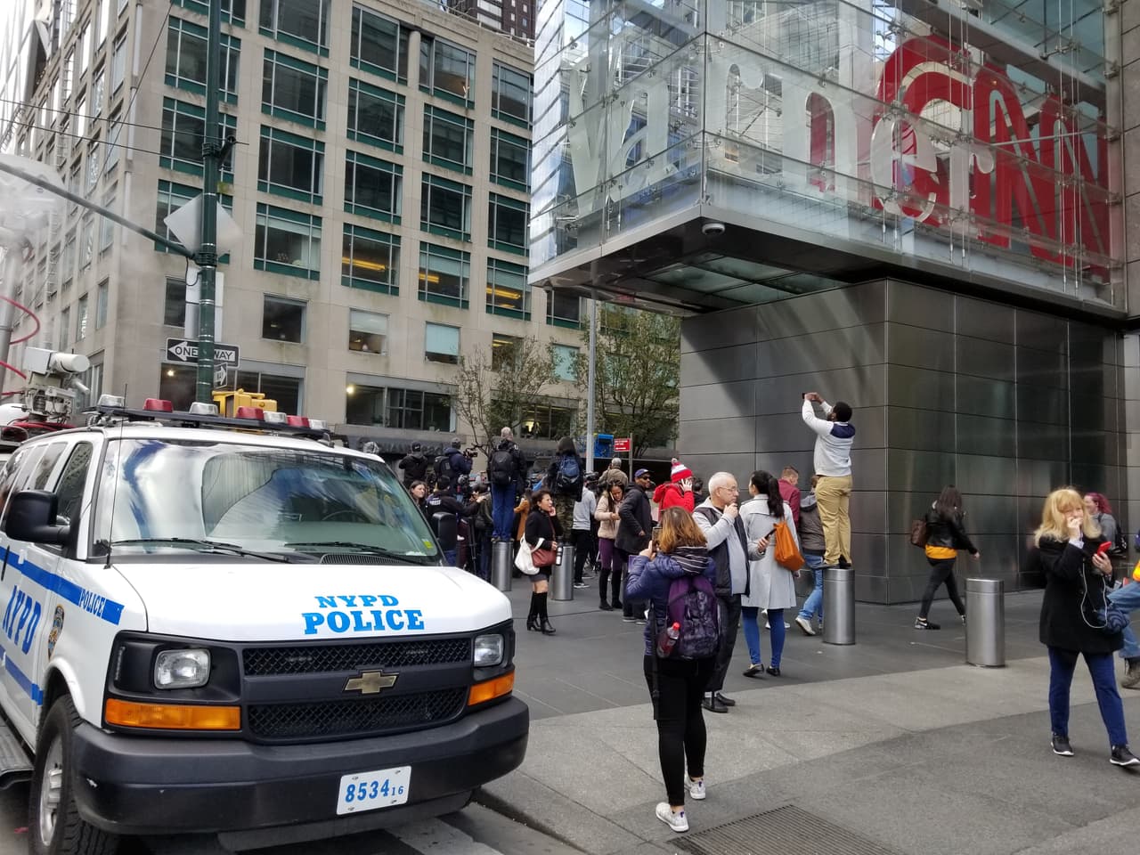 Hallan paquetes explosivos dirigidos a Hillary Clinton, Barack Obama y CNN