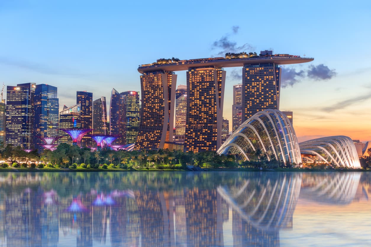 <b>1. Singapur, Singapur: </b>Singapur queda empatada con Nueva York en el primer lugar. Esta ciudad asiática es ya una habitual en las listas de las más caras. Actualmente ocupa el primer lugar sobre todo por una alta inflación y por una gran demanda tras su reapertura por la pandemia, en una región donde otros centros importantes como China o Hong Kong siguen manteniendo duras restricciones. Los precios de las viviendas en alquiler aumentaron casi un 24% en el tercer trimestre de este con respecto al año anterior.