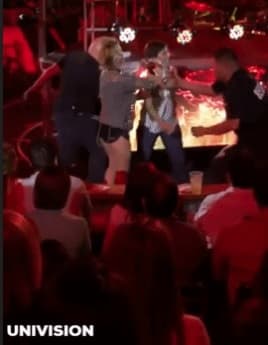 <b>Alejandra Guzmán </b>bromeaba con una fan que quería una foto en el palenque de la capital del estado mexicano de Sonor: Hermosillo. La seguidora resultó mano larga.