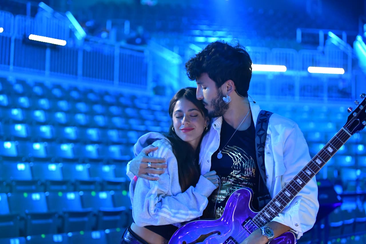 Entre cariños y arrumacos, Yatra y Tini arrancaron el ensayo de la fiesta del verano.