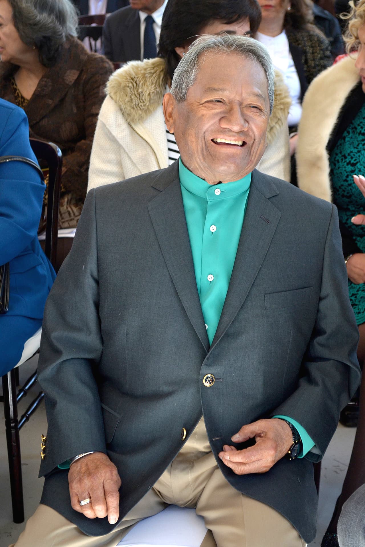 El anuncio causó tal revuelo que 
<b><a href="https://twitter.com/VentaneandoUno/status/1171549510931079168" target="_blank">Manzanero desmintió el supuesto retiro</a></b> en 'Ventaneando': "Por algo es compositor. No, qué va. 
<b>A lo mejor se lo imaginó</b> o pensó. No, nada de eso".