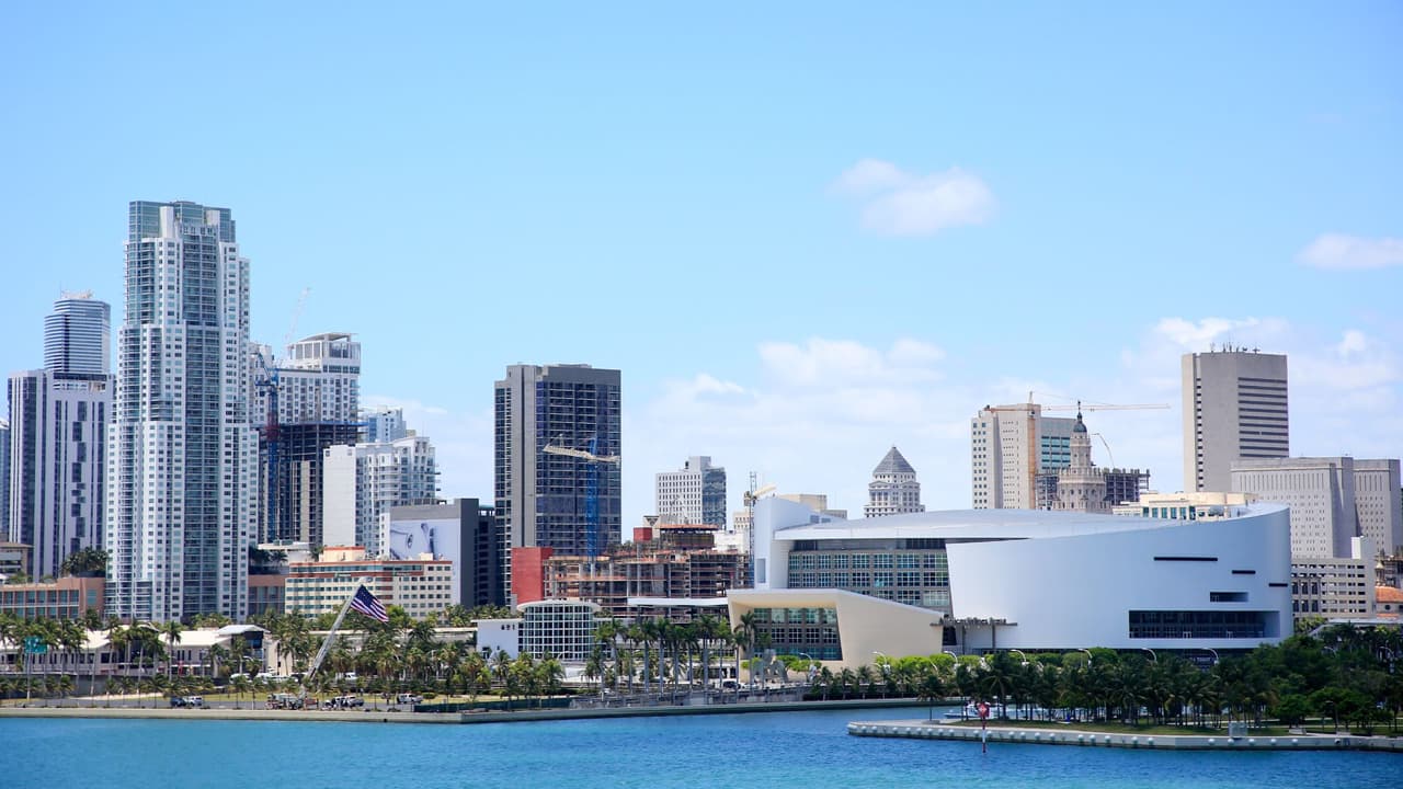 Miles de fanáticos de los Miami Heat llegan al American Airlines Arena para ver jugar a su equipo