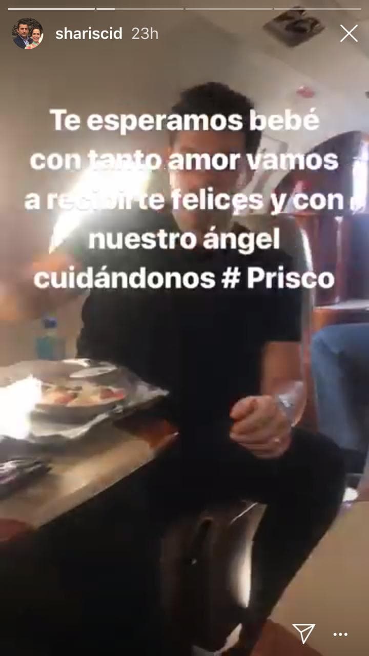Sharis Cid, por su parte, compartió un video durante el vuelo, donde dijo estaba feliz de estar a punto de conocer a su nieta y
<b><a href="https://www.univision.com/entretenimiento/consuelo-duval-le-pide-a-sharis-cid-que-le-avise-cuando-su-difunta-pareja-se-le-presente"> "con nuestro ángel cuidándonos, 'Prisco'"</a></b>.