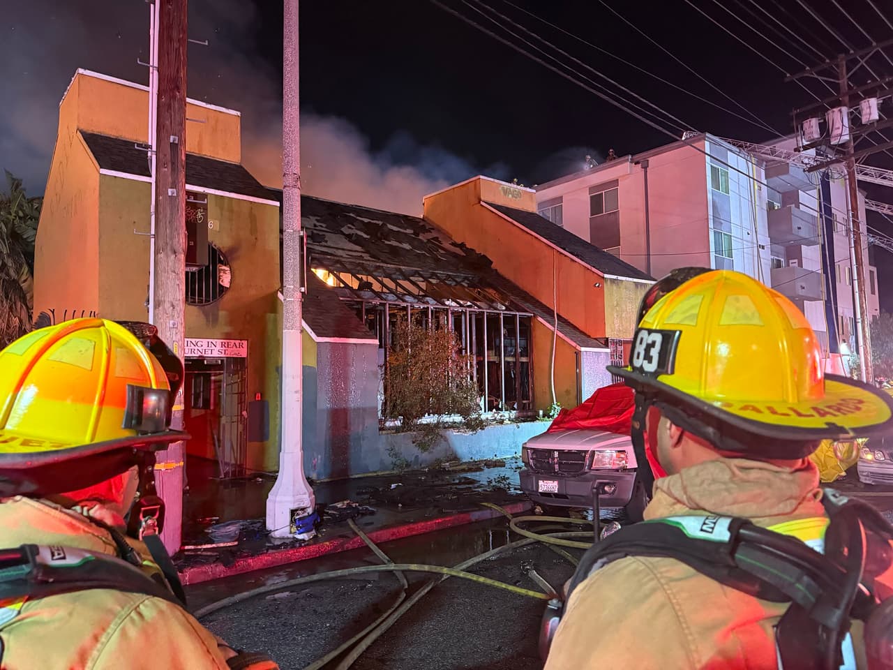 Un cuerpo humano fue recuperado este jueves 15 de enero de 2026 de los restos carbonizados de un edificio comercial abandonado, en el 15226 de Parthenia Street, en el barrio de North Hills, en el Valle de San Fernando.