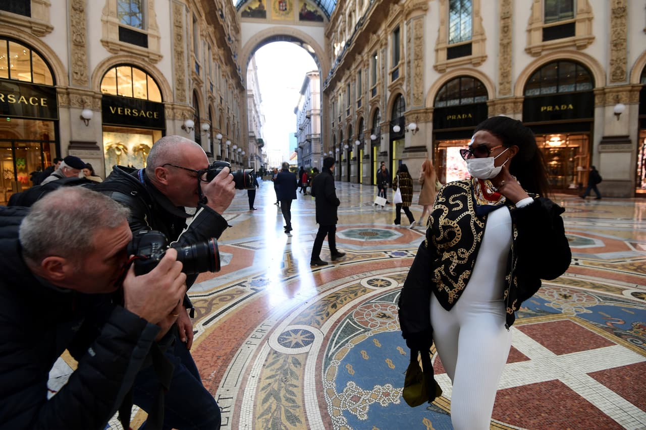 <b>La preocupación por la propagación aumenta en Europa (28 de febrero).</b> Una mujer protegida con una máscara posa para los fotógrafos en el centro de Milán. En ese momento más de 800 personas estaban infectadas en Italia y otros 14 países reportaban contagios vinculados a este país.