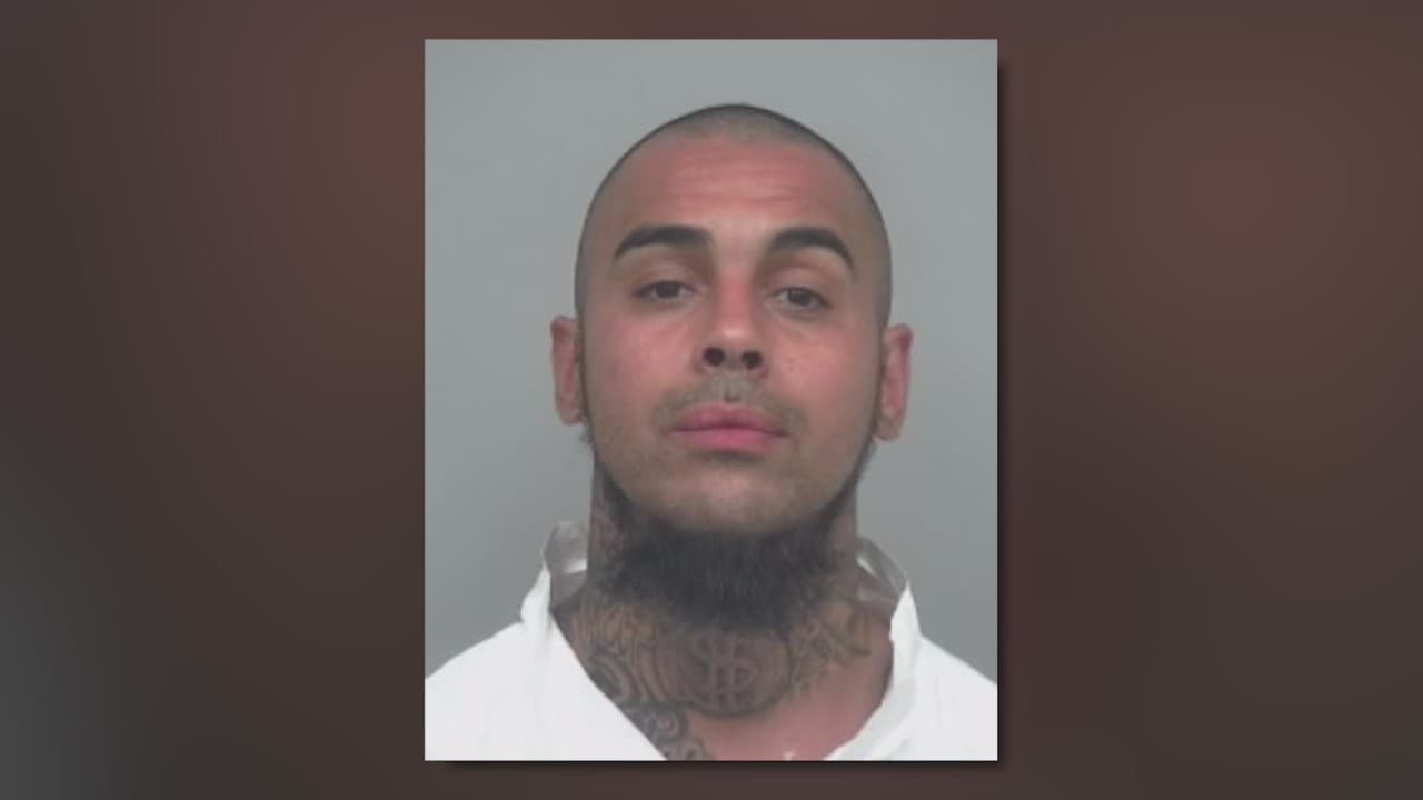 Arrestan a hombre acusado de homicidio involuntario luego de disparar y matar a un amigo en el carro, según la Policía