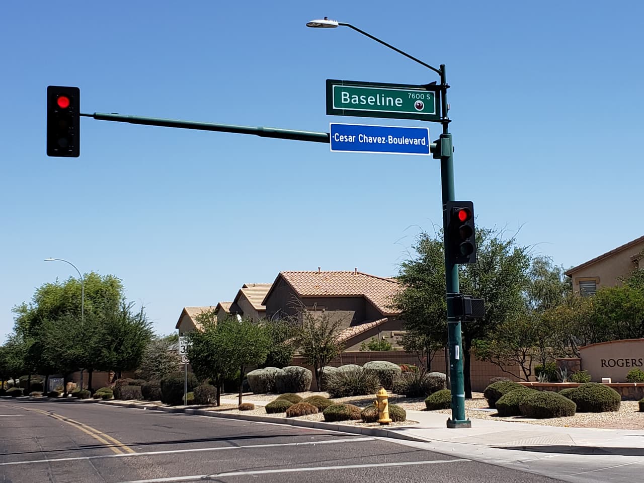 <h3 class="cms-H3-H3"></h3>
<h3 class="cms-H3-H3"><b><a href="https://www.univision.com/local/arizona-ktvw/el-busto-de-cesar-chavez-esta-en-la-oficina-oval-de-joe-biden-fotos">El legado de Chávez en Arizona</a></b></h3>
<b><a href="https://www.univision.com/local/arizona-ktvw/el-busto-de-cesar-chavez-esta-en-la-oficina-oval-de-joe-biden-fotos"> </a></b>
<br>Como hijo de mexicanos, 
<a href="https://www.univision.com/noticias/noticias-de-eeuu/el-valioso-legado-de-cesar-chavez">Chávez fue testigo y partícipe del arduo trabajo que realizan los inmigrantes y sus familias para sobrevivir en Estados Unidos</a> y afectado directamente por las condiciones laborales adversas en los campos agrícolas, decidió emprender una lucha que parecía imposible de ganar: formar un sindicato de trabajadores del campo. 
<br>