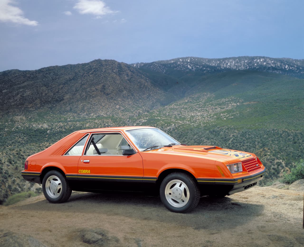 <b>La tercera generación del Ford Mustang</b> llegó en 1979 con un aspecto sorprendentemente aerodinámico y europeo. El Mustang fue nuevamnete ofrecido con dos versiones de carrocería, fastback y notchback. El Mustang fastback fue la carrocería utilizada para las versiones más deportivas, como se puede apreciar en el Ford Mustang Cobra que se ve en la imagen.
<br>
<br>Al igual que en los años anteriores, dichas versiones deportivas no eran más que meros paquetes de apariencia con motores anémicos y restringidos por los crudos controles de emisiones de aquellos días, una situación que no duraría mucho más tiempo.