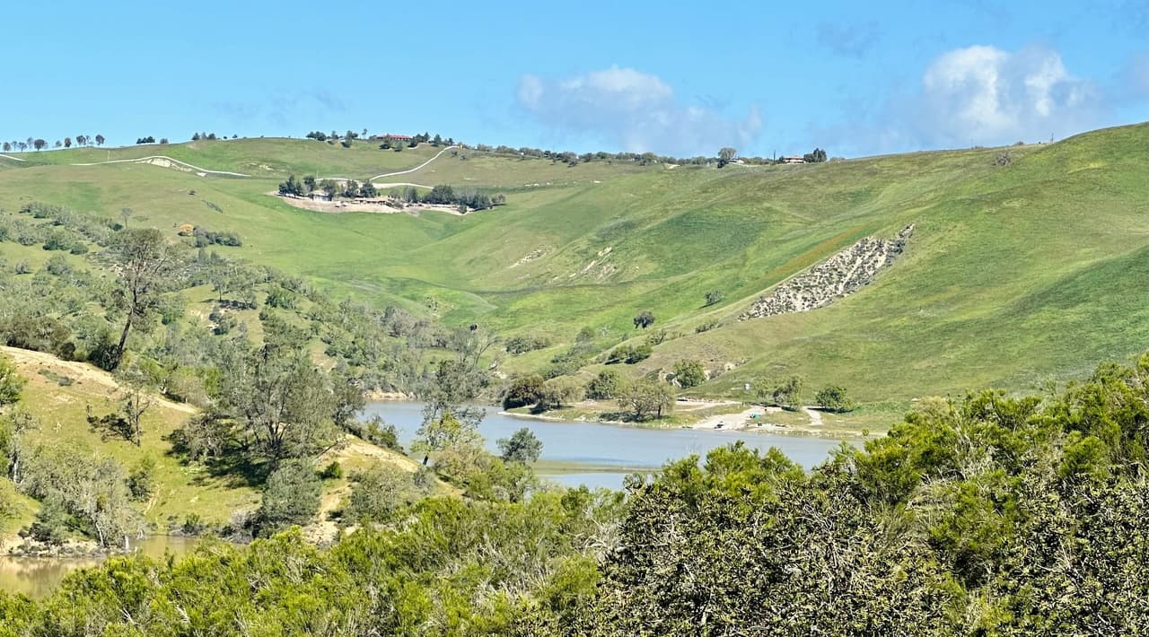 El lago Nacimiento cubre más de 5 mil acres de superficie, rodeados de 165 millas de costa, montañas, cañones de río, bosques de roble y pinos, cascadas de manantial y abundante vida silvestre.
<br>