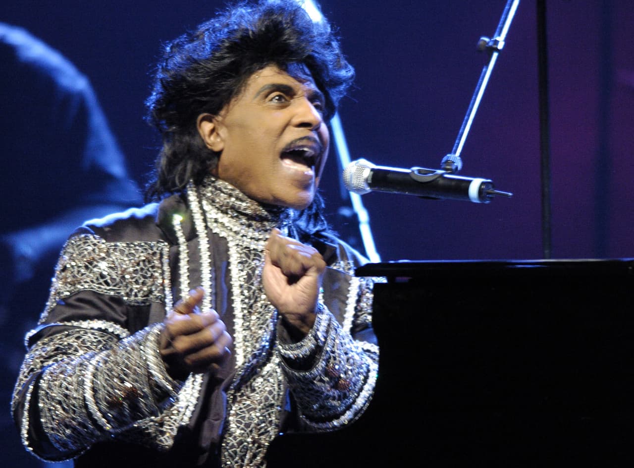 <b>Little Richard, 87 años</b>. Fue uno de los principales pioneros del ‘rock and roll’ y responsable de la influencia del ‘rithym and blues’ negro en la música blanca estadounidense.
<a href="https://www.univision.com/noticias/sucesos/muere-little-richard-pionero-del-rock-and-roll-a-los-87-anos"><u> Murió el 9 de mayo de cáncer de hueso</u></a>.
<br>