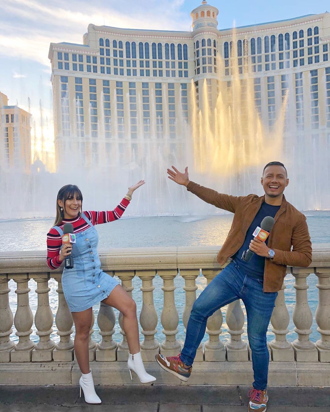 Jessica Rodríguez y Luis Sandova llegaron a Las Vegas desde el martes 12 de noviembre e hicieron muy buena mancuerna presentando las últimas noticias referentes a los Latin GRAMMY desde las fuentes del Bellagio.