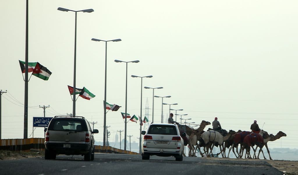 ⬇️ MÁS BARATA.
<br>
<b>5.-Kuwait.</b>
<br>
<br>El país cuenta con la quinta mayor reserva mundial de petróleo, un recurso natural que en la actualidad supone el 87% de sus exportaciones y el 75% de los ingresos de su gobierno. Ahí se paga
<b>$1.287 por galón o $0.340 por litro</b>.