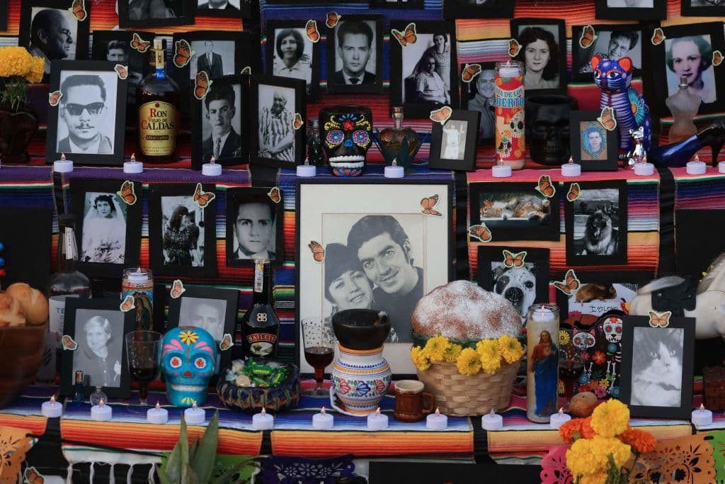 Pero hace más de 20 años que 
<b>el cementerio Hollywood Forever de Los Ángeles </b>celebra el evento el último sábado de octubre, buscando además que nuevas generaciones conozcan y mantengan viva esta tradición de amor.