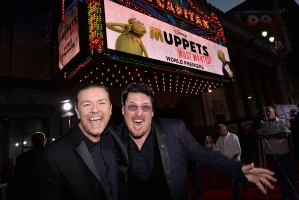 Los famosos títeres llegaron al Capital Theatre durante la premier de su más reciente película y sus fieles fanáticos se apoderaron del boulevard de las estrellas en Hollywood. Muppets Most Wanted es una comedia musical escrita por Bobin y Nicholas Stoller y continúa la saga de 2011 ‘The Muppets’. Esta vez, la rana Kermit y sus amigos se verán envueltos involuntariamente en un crimen internacional, mientras se encontraban de gira por Europa.