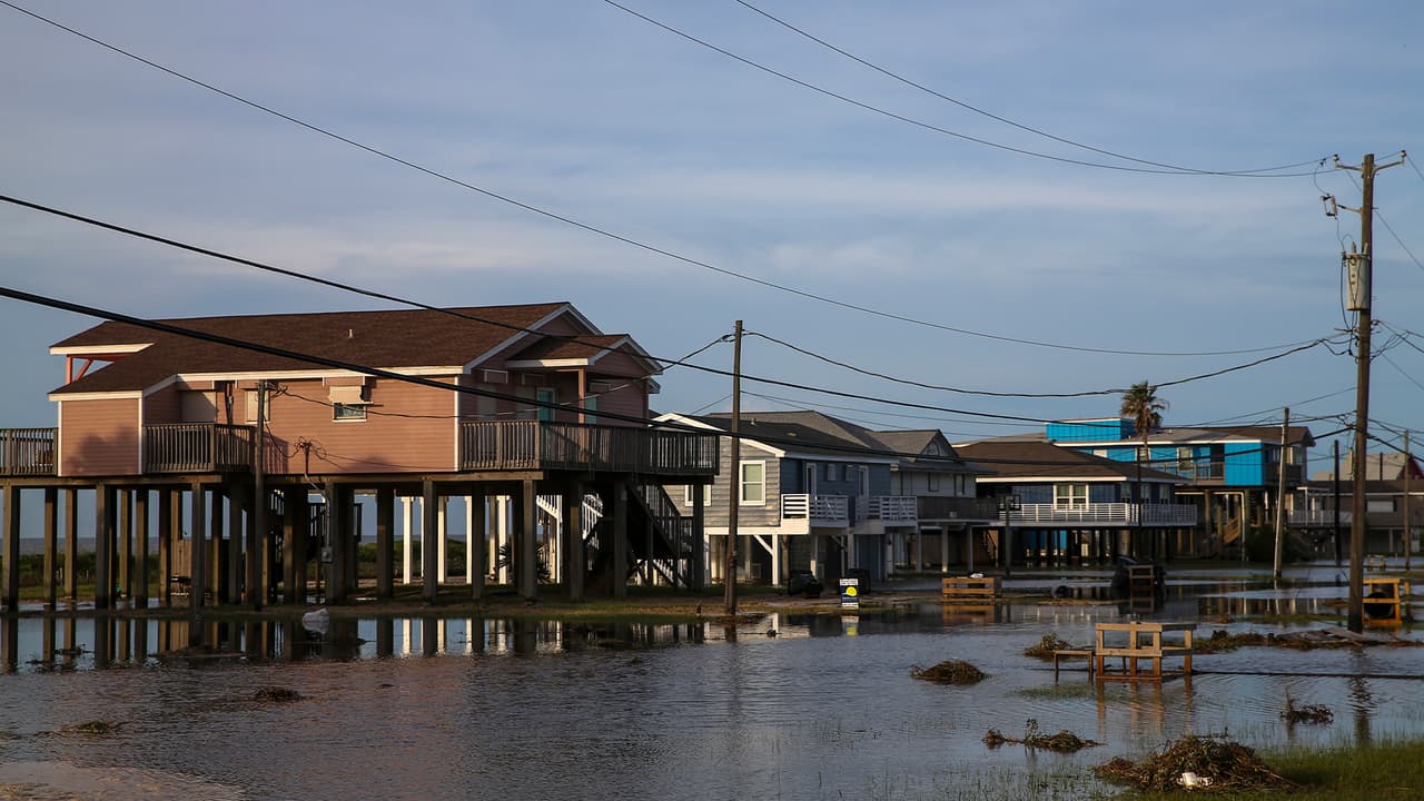A pesar de las órdenes de evacuación y toque de queda, algunas personas aprovecharon el 
<a href="https://www.univision.com/local/houston-kxln/algunos-residentes-de-galveston-desafian-la-potencia-del-huracan-laura-fotos">fuerte oleaje producido por Laura para surfear o tomar alguna fotografía. </a>